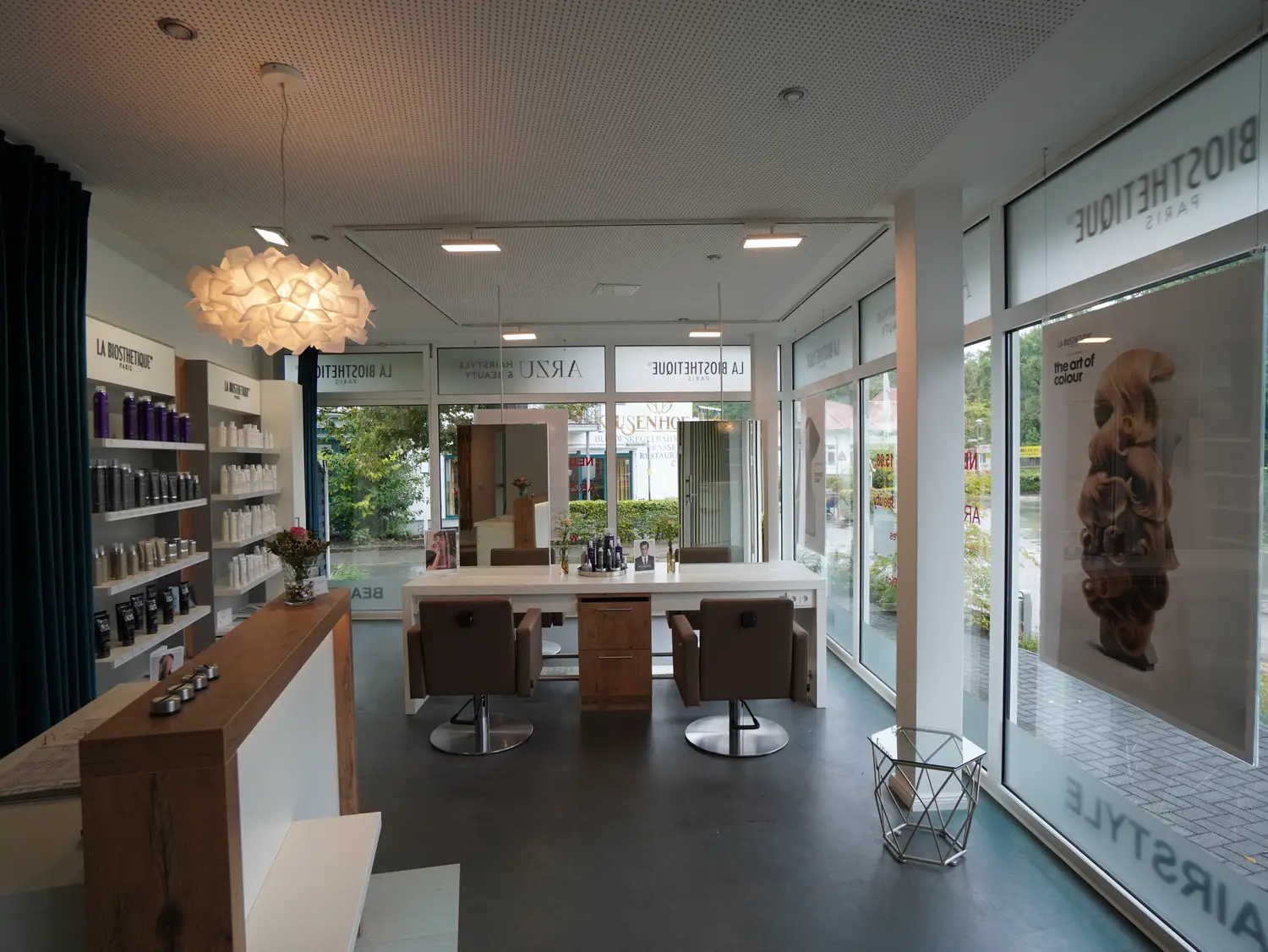 Eingangsbereich des Friseursalons Arzu Hairstyle & Beauty in Lippstadt mit bodentiefen Fenstern und La Biosthetique Produktwand
