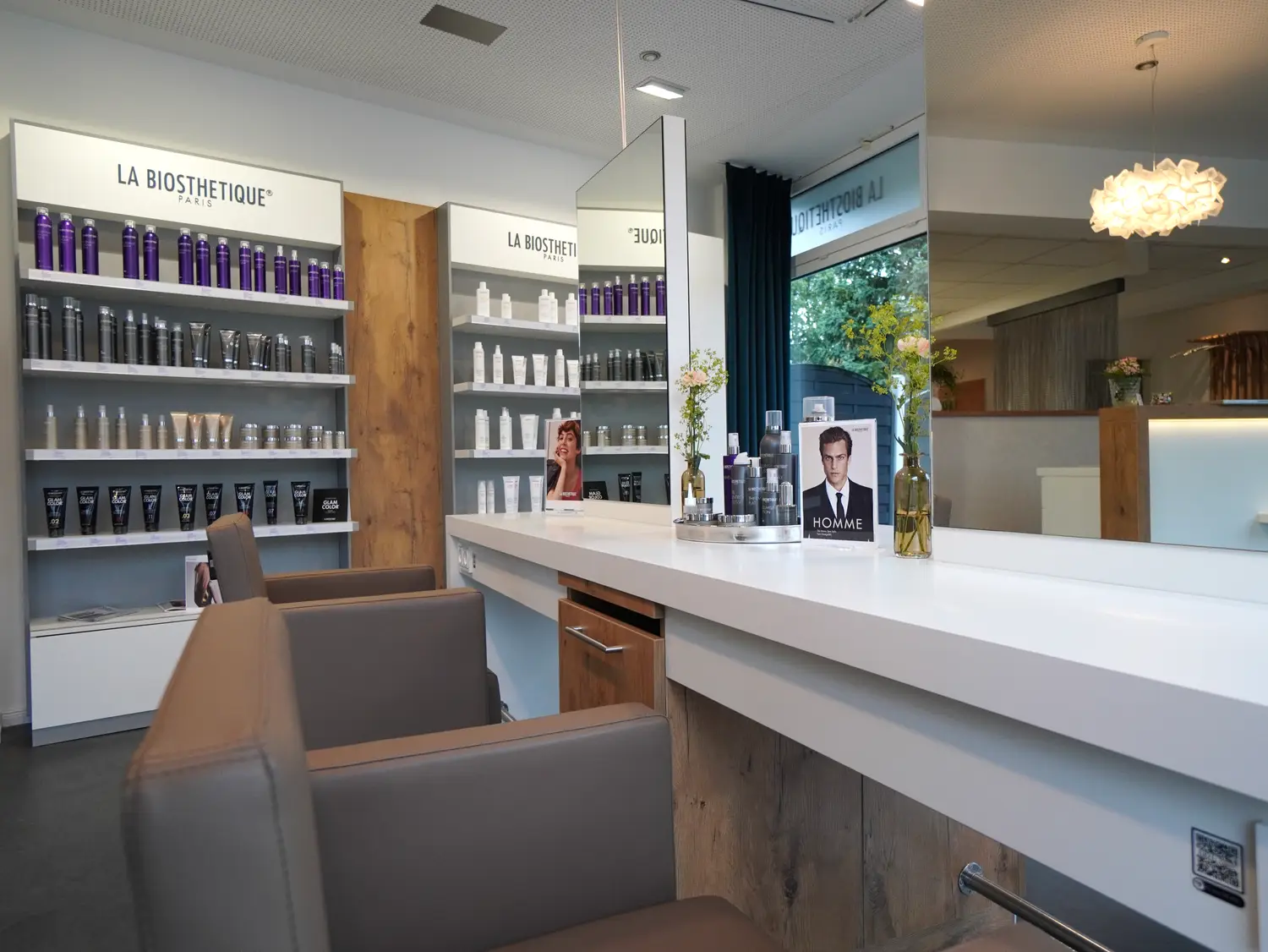 Heller Styling-Bereich mit Tageslicht und drei Frisierplaetzen im Friseursalon Arzu Hairstyle in Lippstadt
