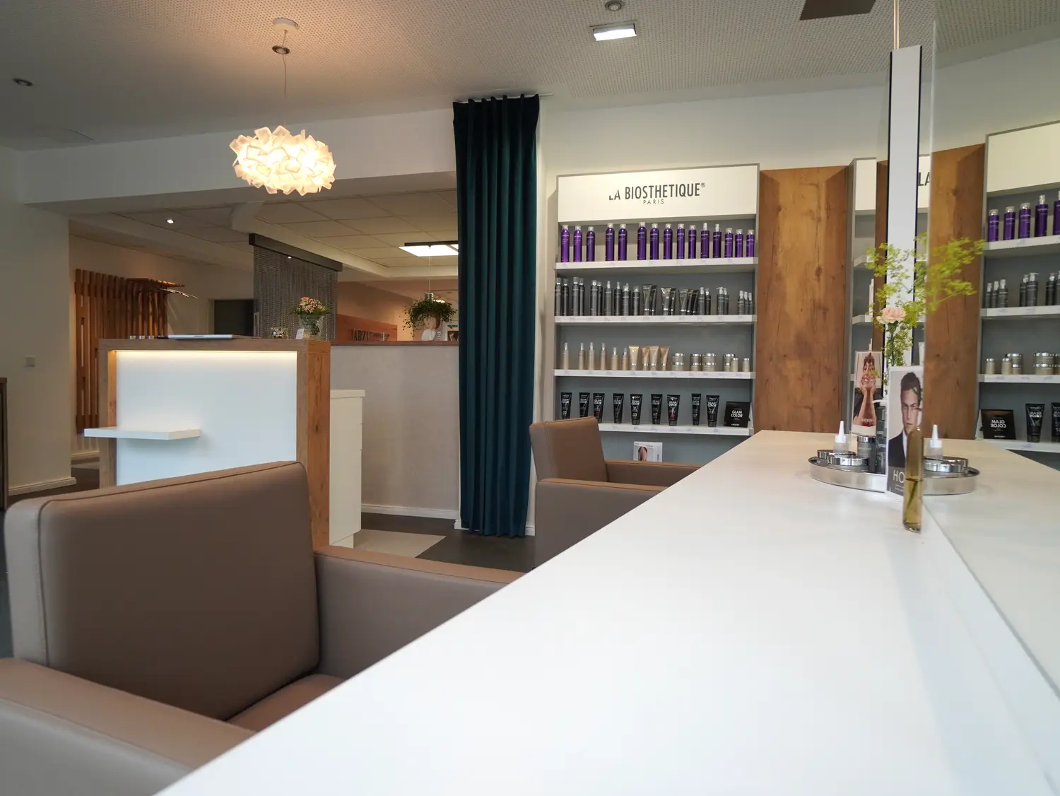 Verkaufsbereich mit La Biosthetique Haarpflegeprodukten im Friseursalon Arzu Hairstyle in Lippstadt