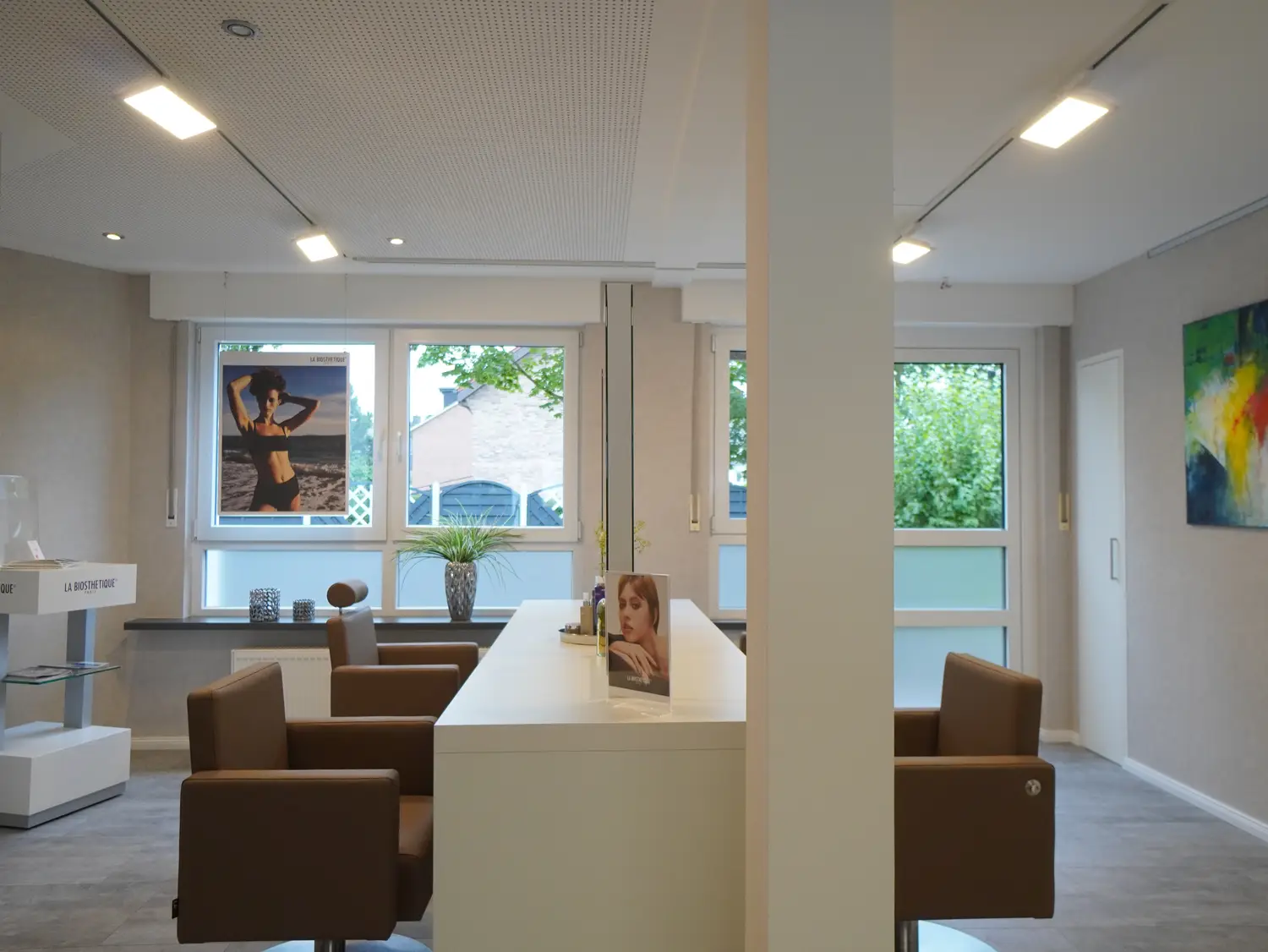 Styling-Platz mit Spiegel und La Biosthetique Pflegeserie im Friseursalon Arzu Hairstyle in Lippstadt