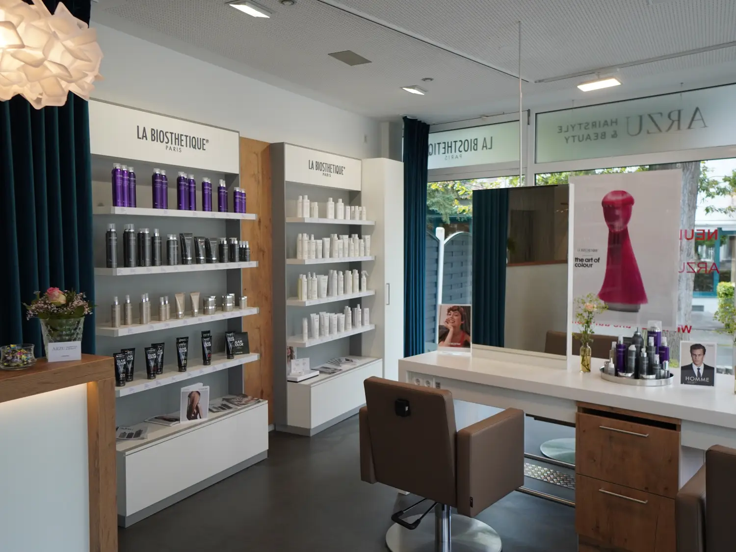 Moderne Frisierplaetze mit Spiegeln und Kunstwerken im Friseursalon Arzu Hairstyle & Beauty Lippstadt