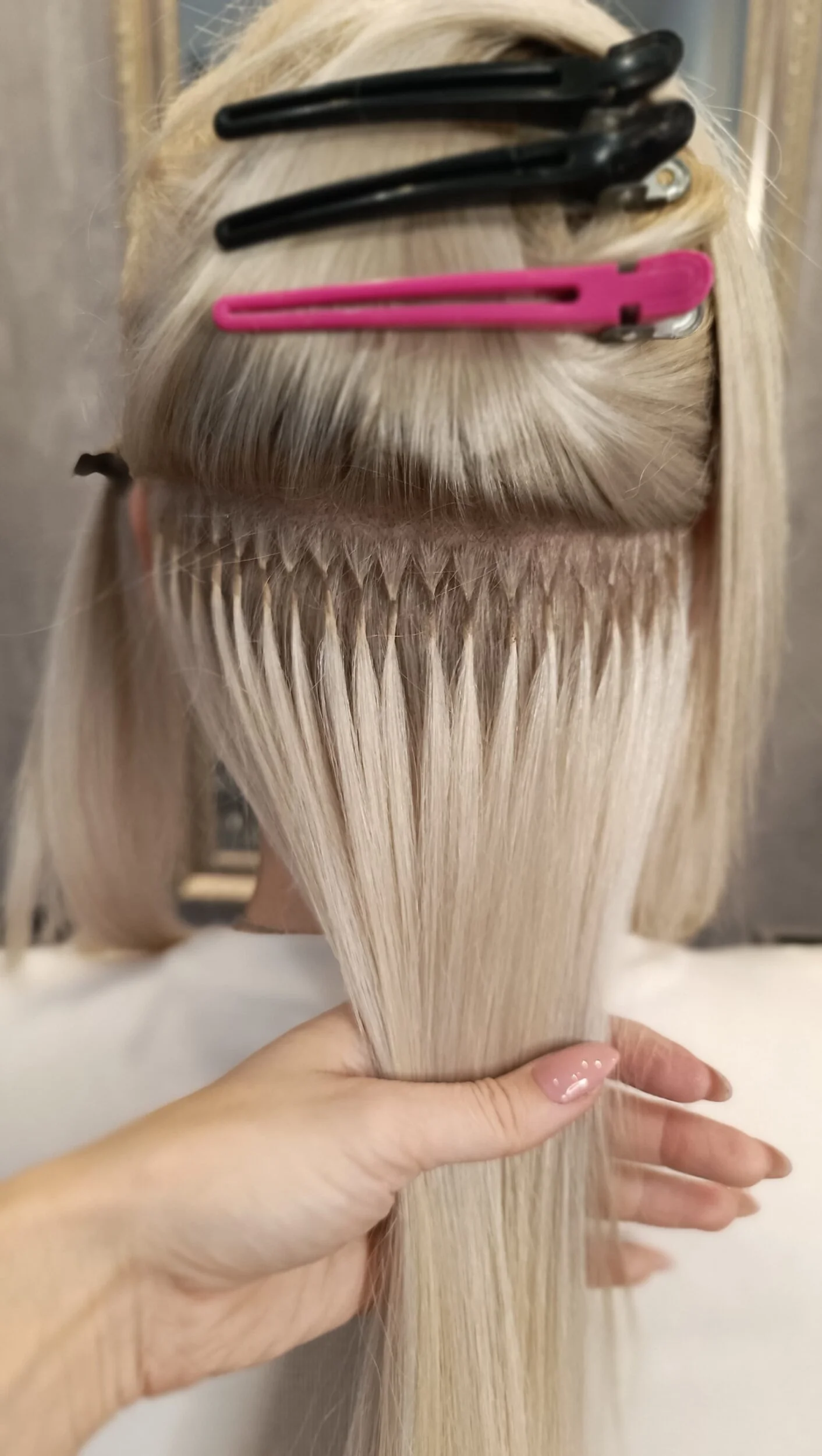 Aufgefächerte Echthaarsträhnen von HERA HAIR für Nanoring Extensions in verschiedenen Farbtönen