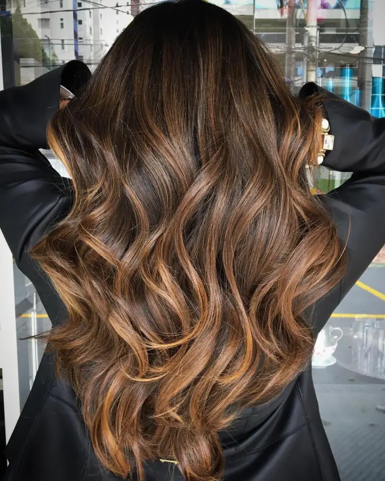 Friseurmeisterin trägt Blondierung mit dem Pinsel auf eine Strähne und wickelt sie in Folie im Friseursalon Arzu Hairstyle & Beauty in Lippstadt