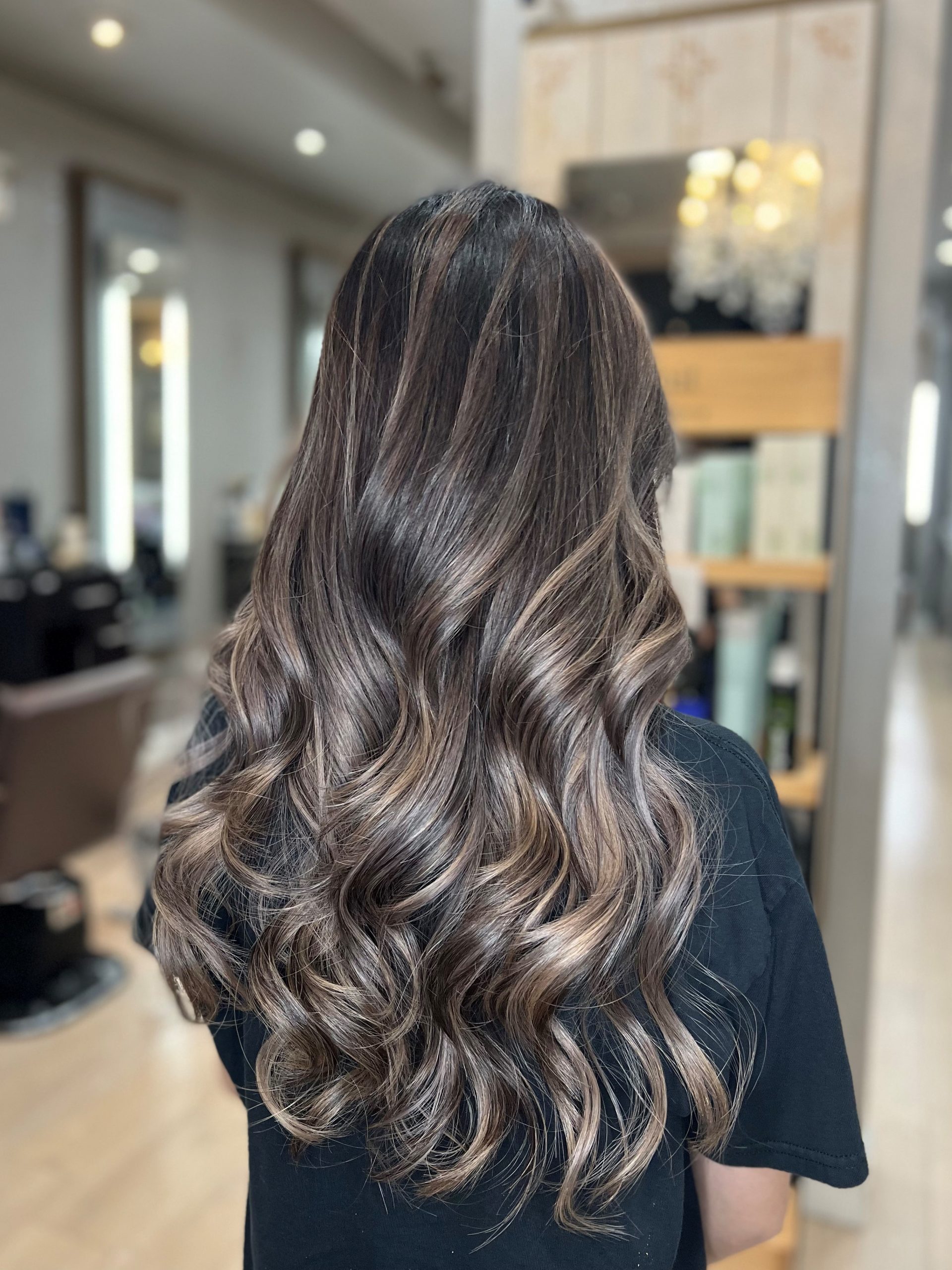 Langes blondes Haar mit Balayage und weichem Farbverlauf vom dunkleren Ansatz in helle Spitzen, gestylt im Salon Arzu Hairstyle & Beauty in Lippstadt