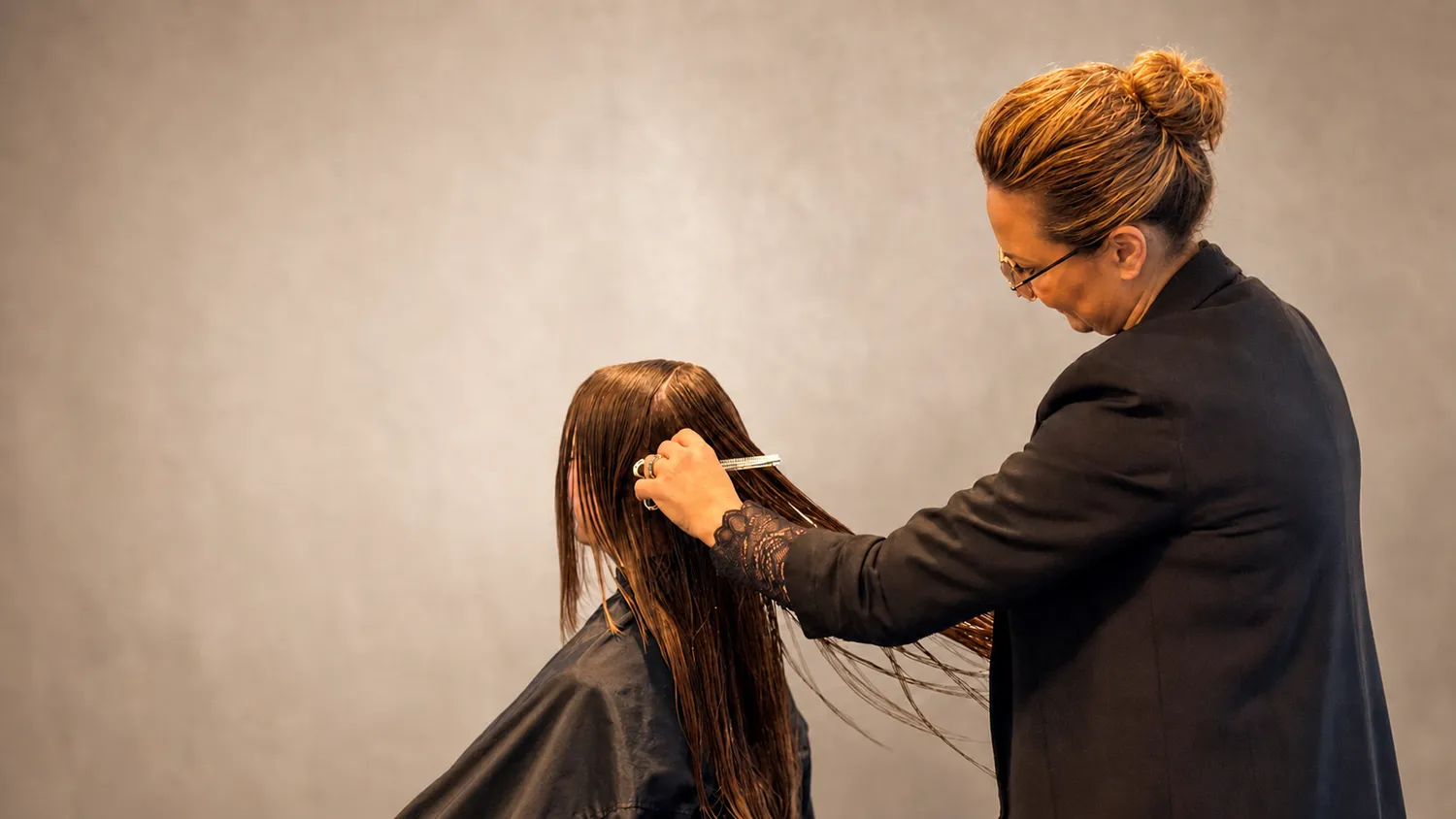 Friseurmeisterin Arzu beim Präzisionshaarschnitt bei ARZU Hairstyle & Beauty in Lippstadt-Bad Waldliesborn