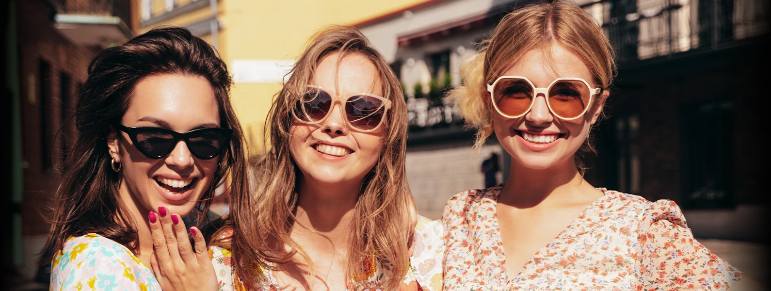 mehrere hostessen von kess promotion stehen aufgereiht vor fotowand