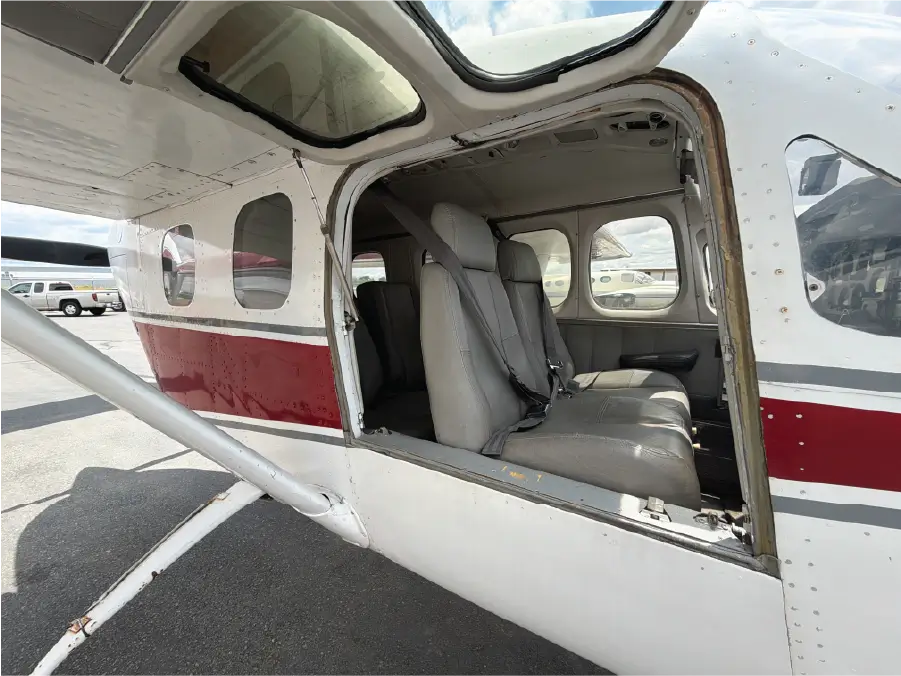 Cessna Skymaster - Door