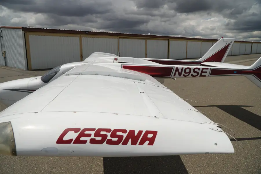 Cessna Skymaster - Wing tip