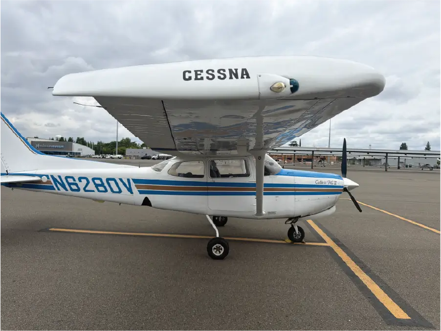 Cessna 172RG CoPilot Side Underwing