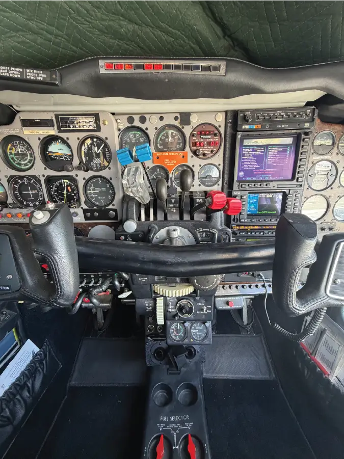 Beechcraft Baron - Center Controls
