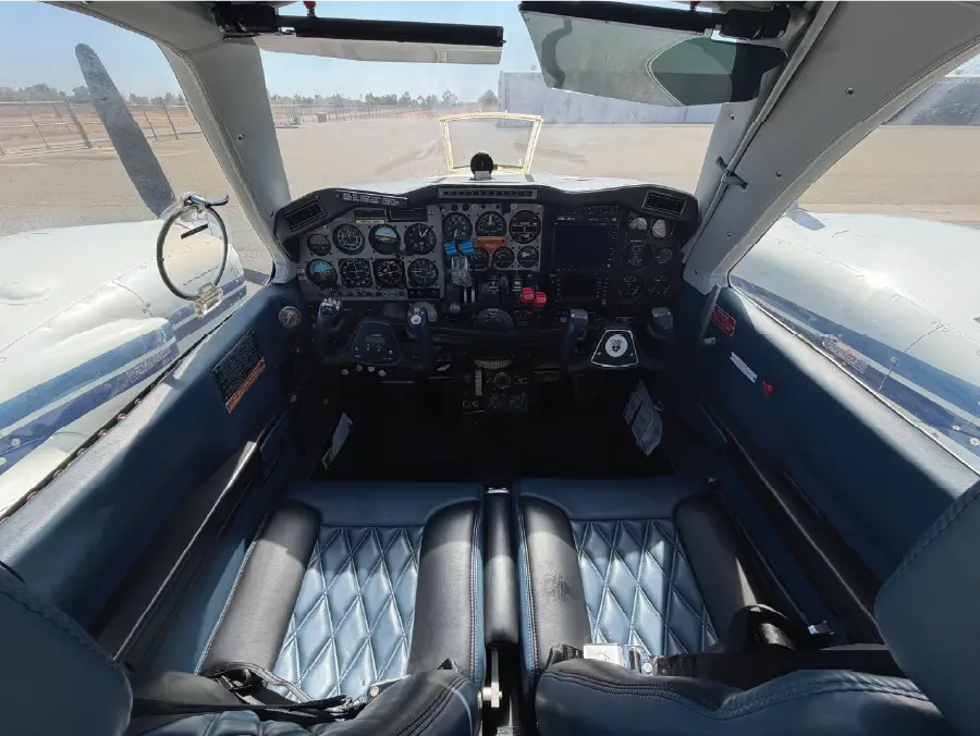 Beechcraft Baron - Cockpit 2