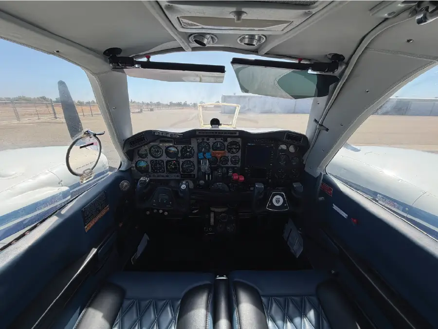 Beechcraft Baron - Cockpit 1