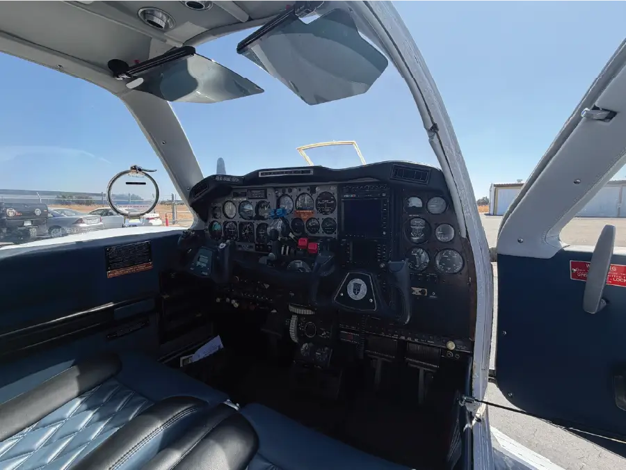 Beechcraft Baron - CoPilot side door