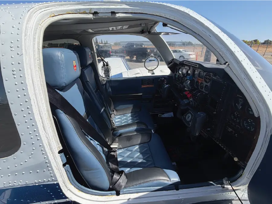 Beechcraft Baron - Cockpit door