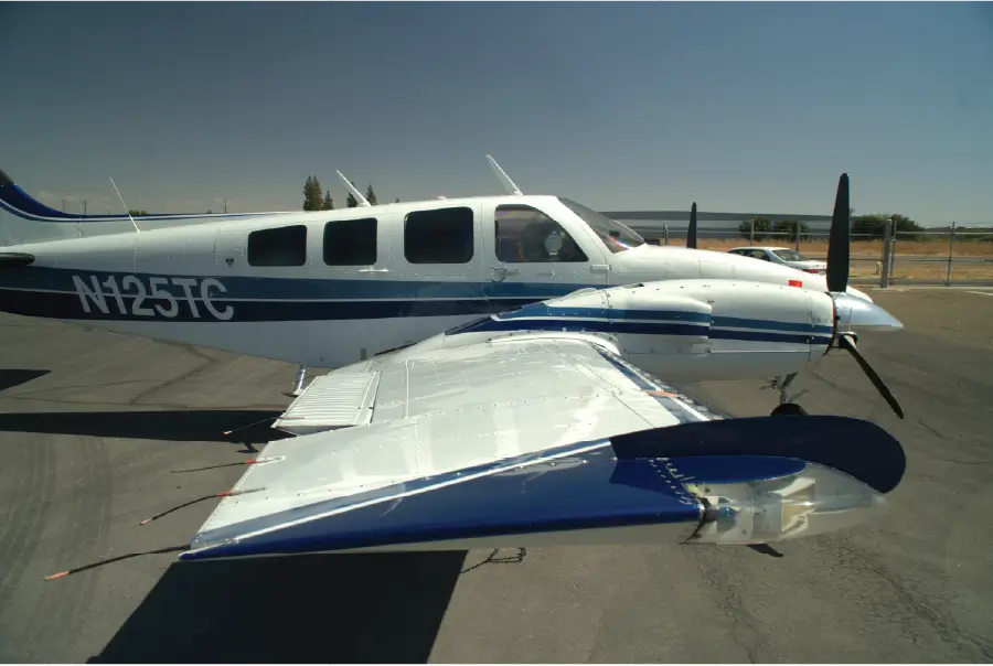 Beechcraft Baron - Copilot side wing