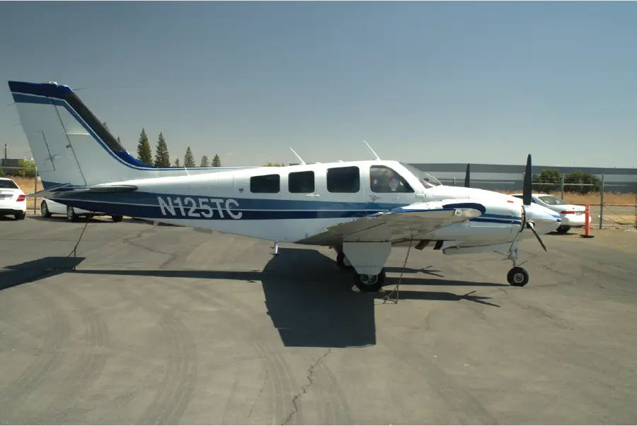 Beechcraft Baron - Copilot side view