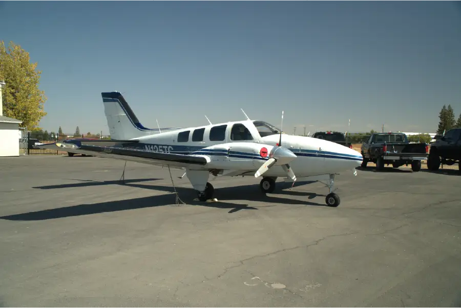 Beechcraft Baron 58P - Copilot side view