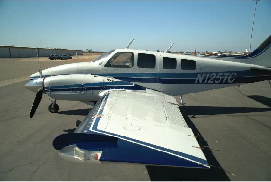 Beechcraft Baron - Pilot side wing