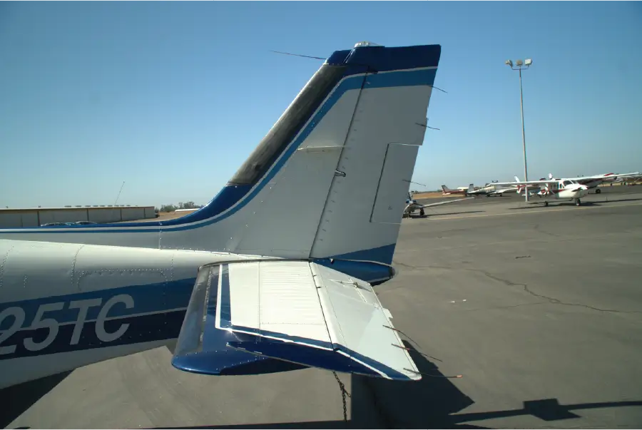 Beechcraft Baron - Pilot side tail