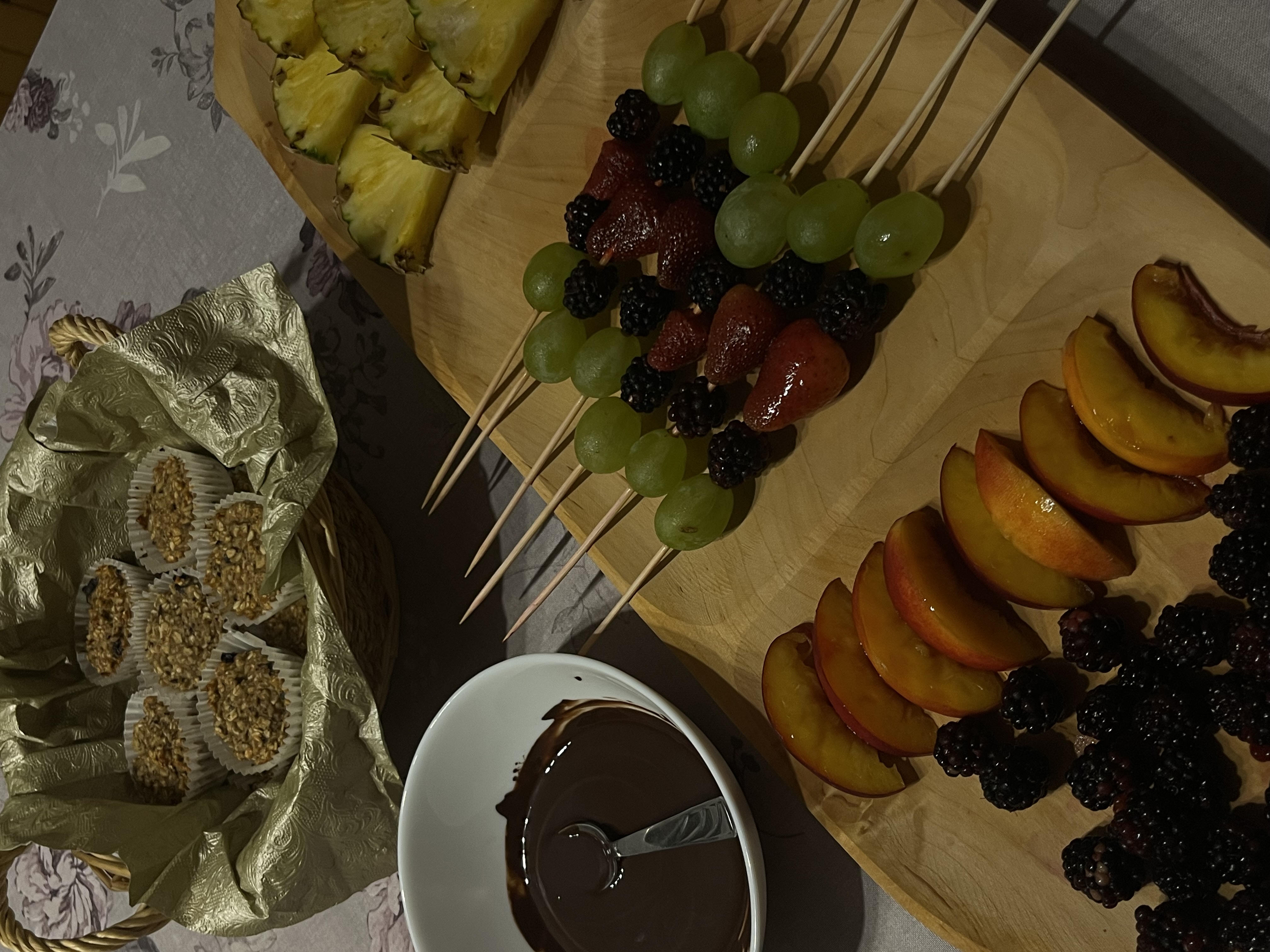 Gyümölcstál csokival