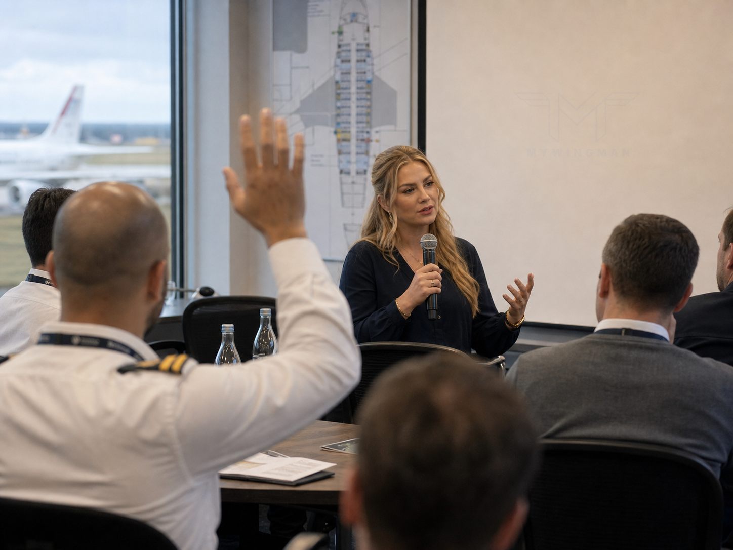 Aleksandra Kapela answering an audience question during an aviation psychology session