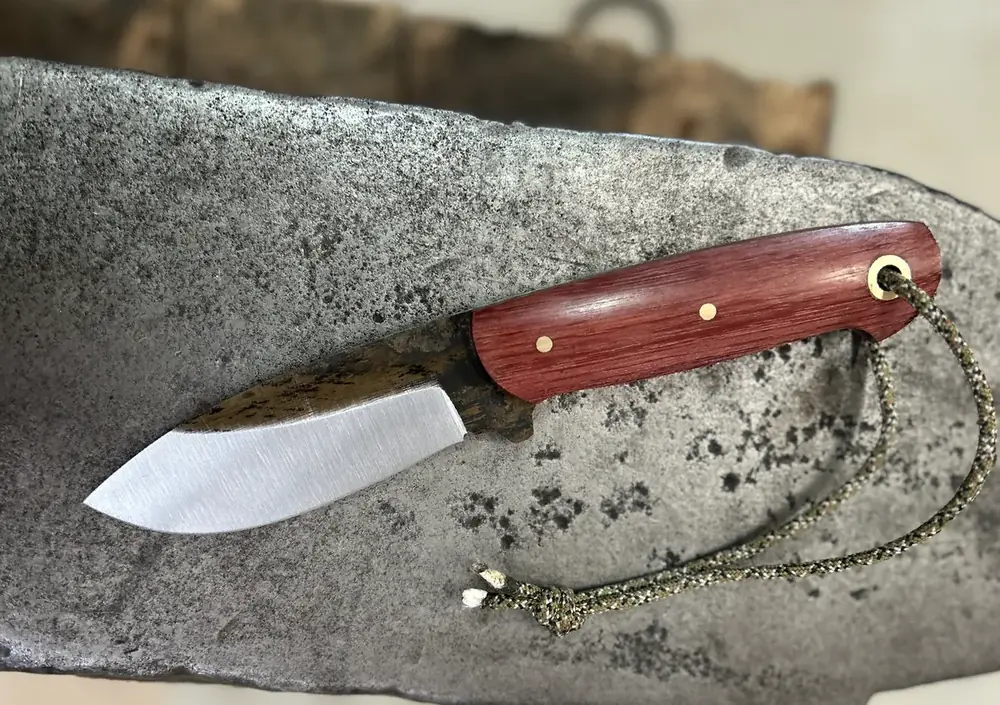 Cuchillo bushcraft forjado a mano en la Escuela Valenciana de Cuchillería