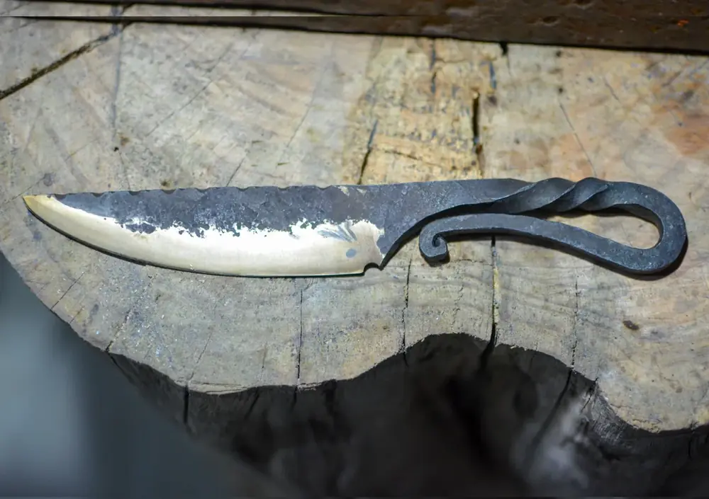 Cuchillo vikingo forjado a mano en la Escuela Valenciana de Cuchillería