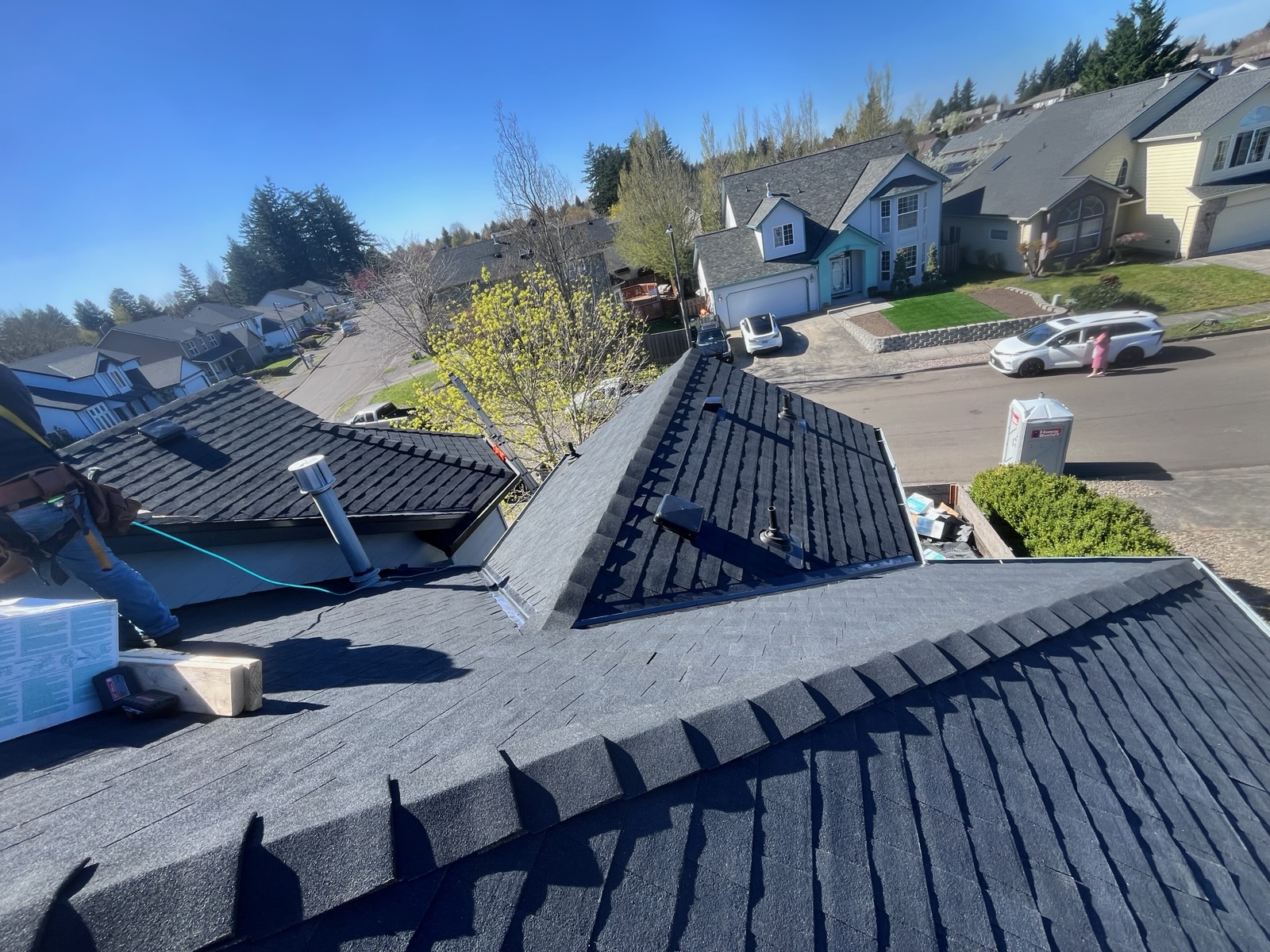 Oregon Coast home with completed roof replacement and new ridge detailing