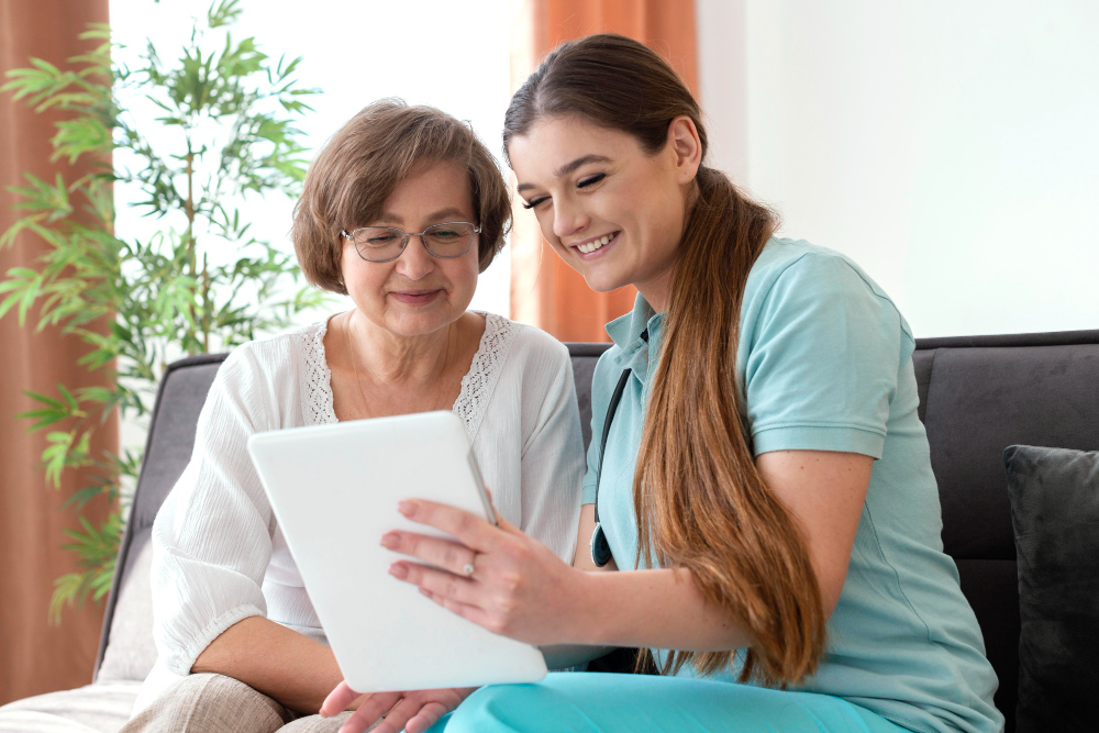 mujer-sonriente-tiro-medio-mirando-tablet
