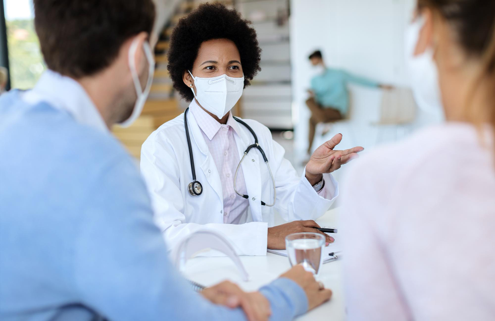 doctora-afroamericana-consultando-pareja-epidemia-coronavirus