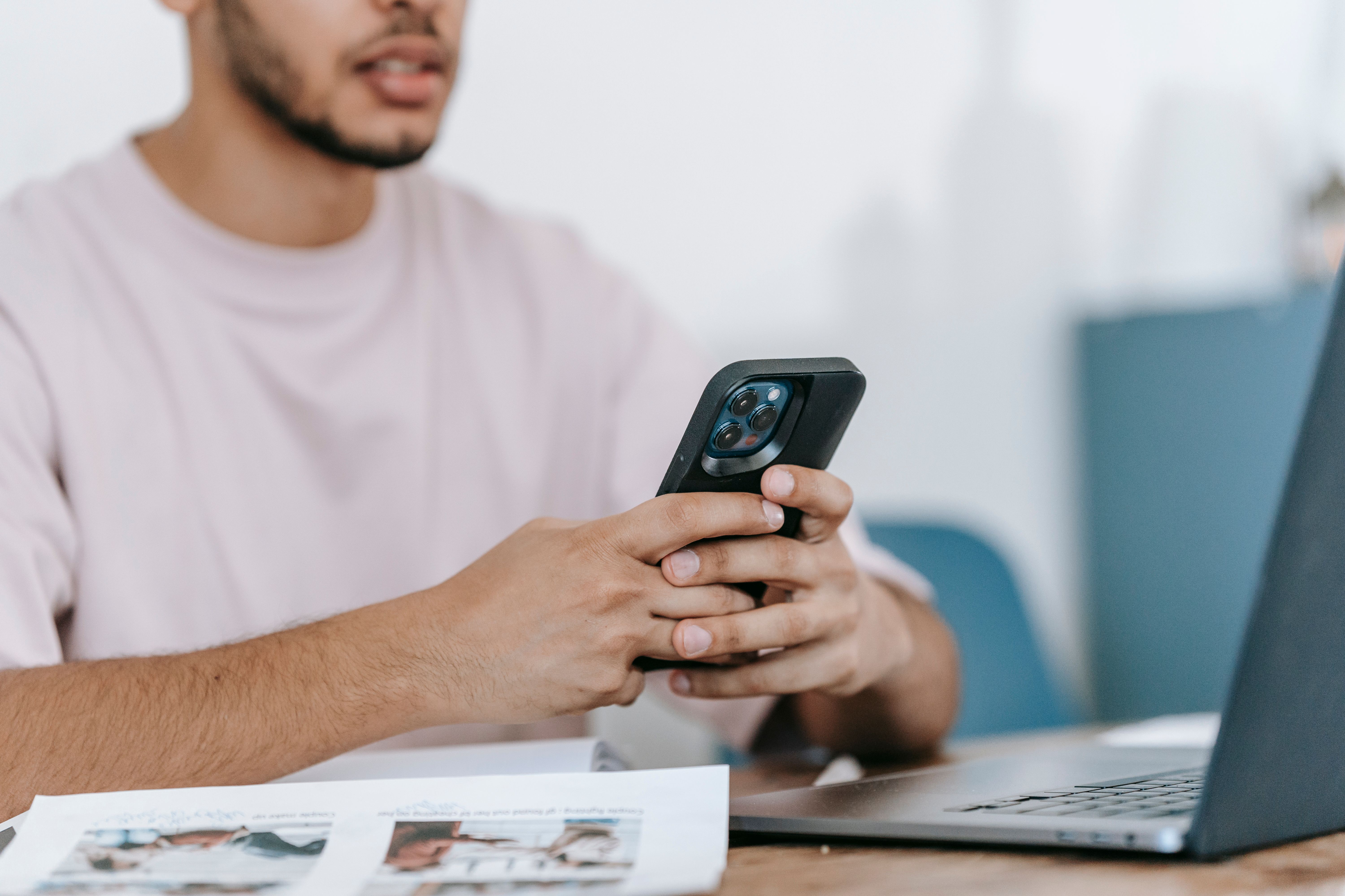 Persona usando el celular de forma relajada