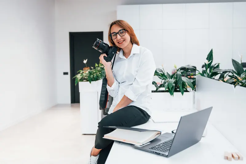 Emprendedora trabajando en su negocio