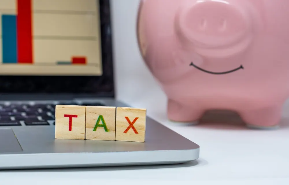 Bloques con la palabra tax y una alcancía