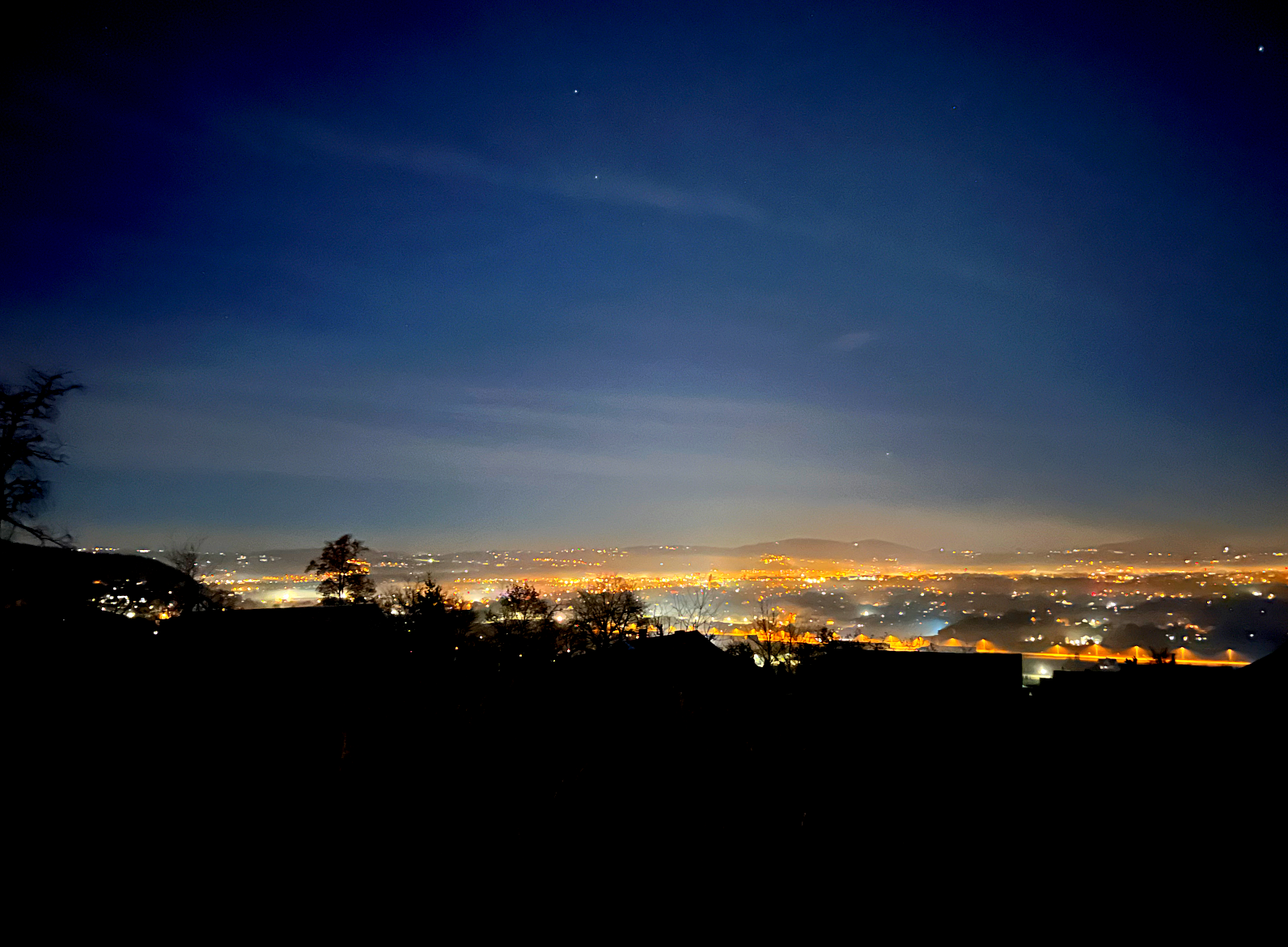 Widok na miasto nocą z inwestycji Sądecka Panorama
