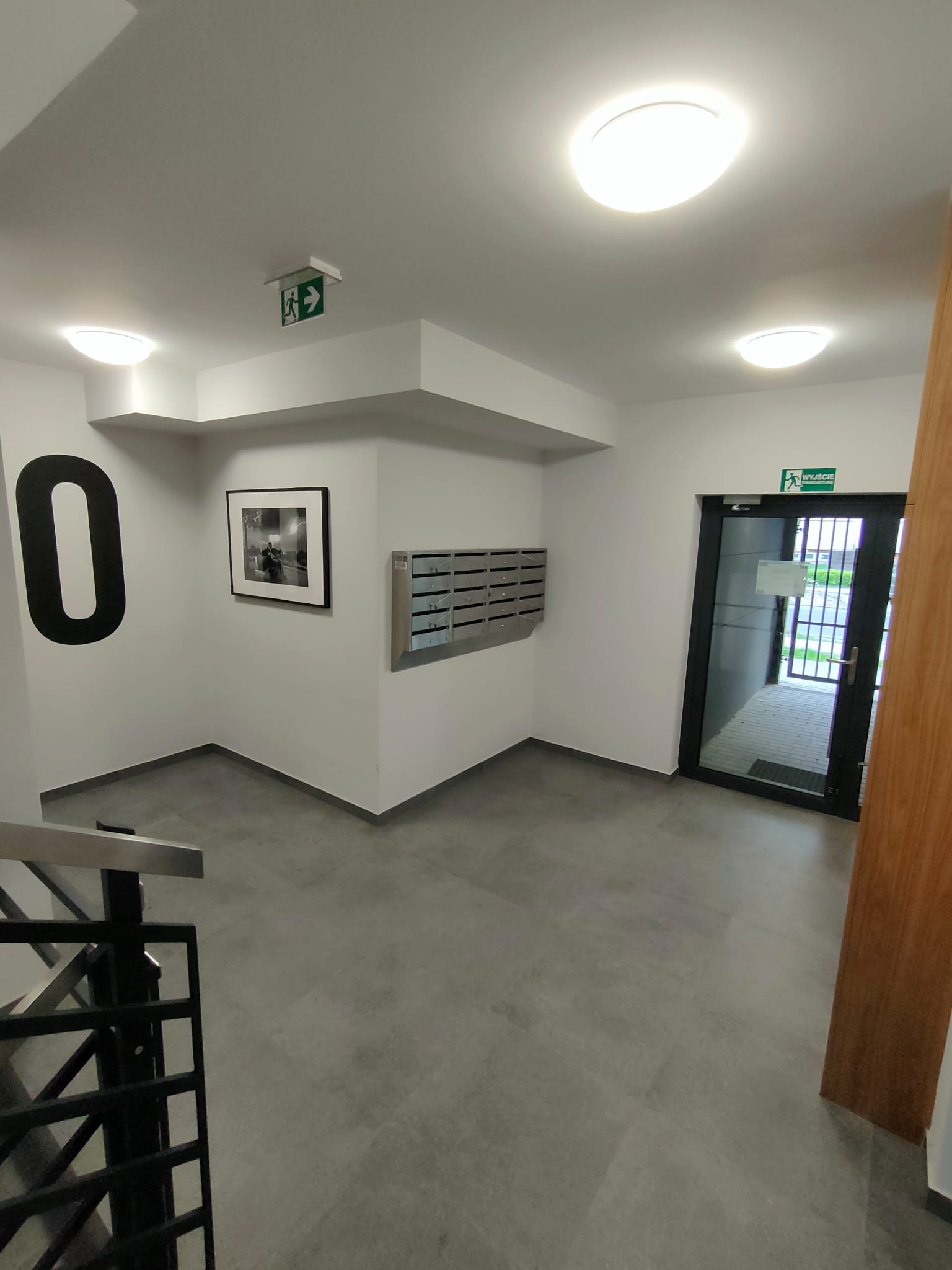 Hol wejściowy ze skrzynkami pocztowymi i wykończoną klatką schodową