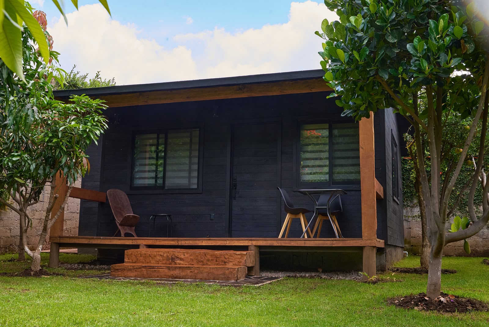 Cabaña moderna construida con madera termotratada