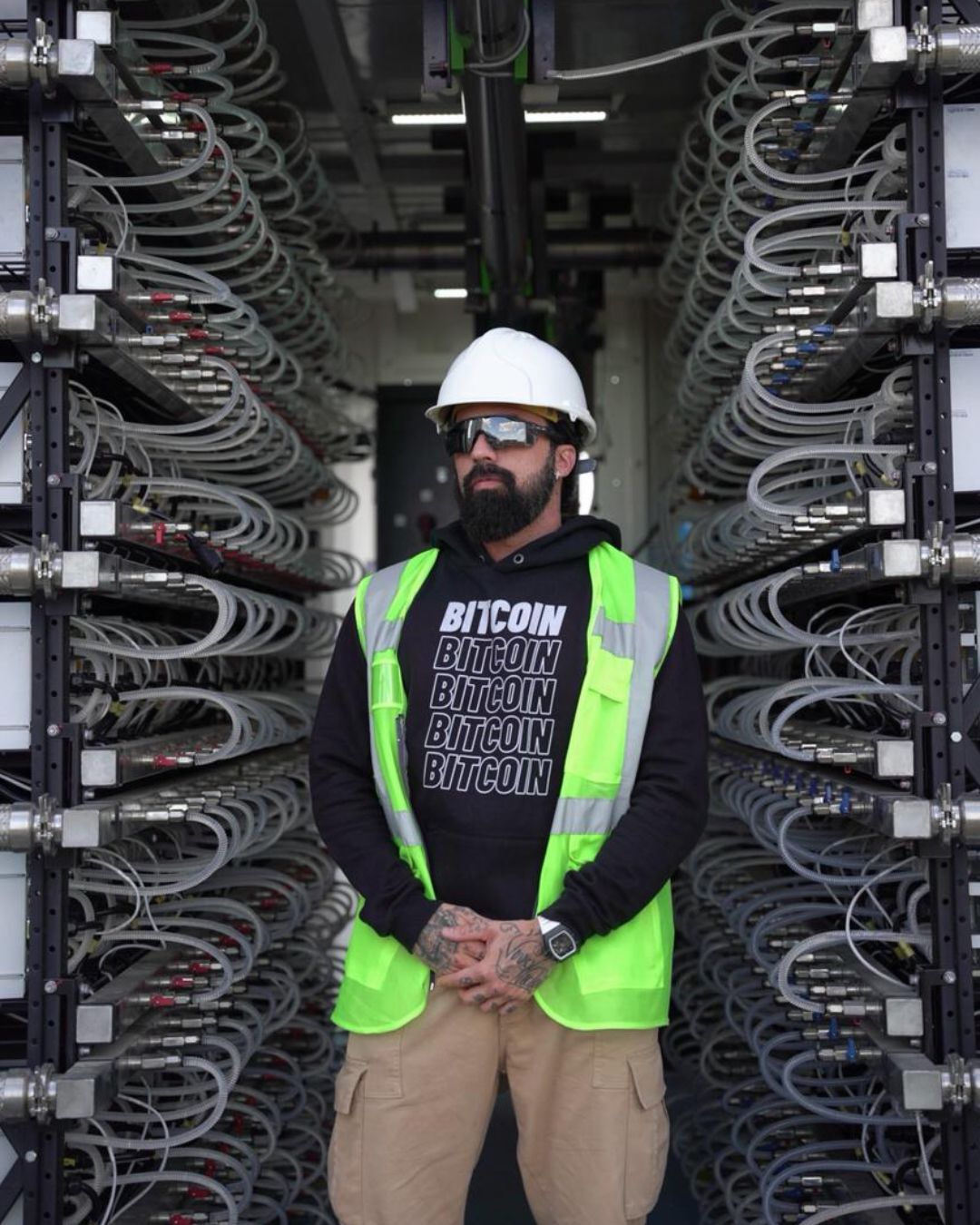 Yuri Palheiros em fazenda de mineração Bitcoin