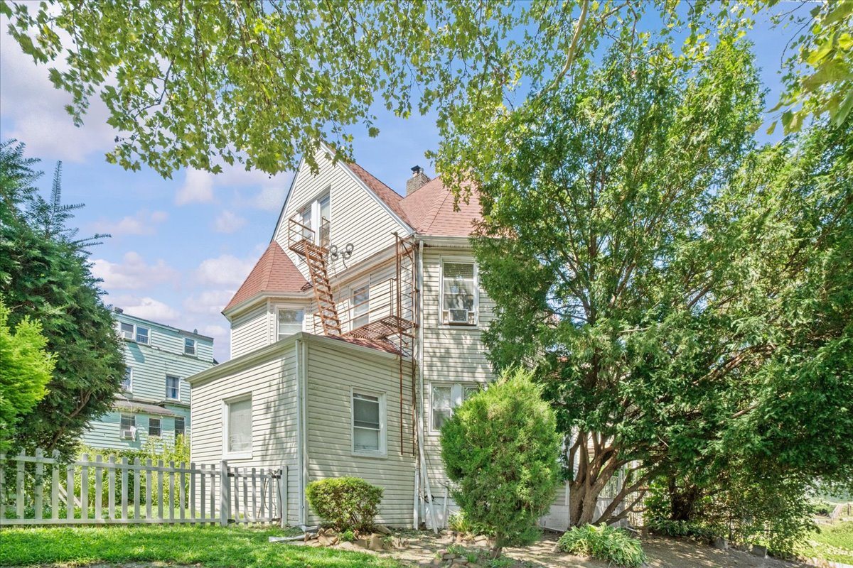Victorian three-family house at 124 Union Avenue, Mount Vernon