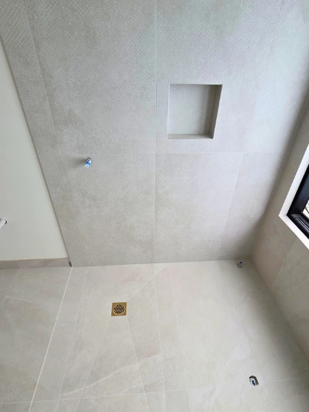 Modern shower bathroom tiling in Kerikeri with seamless walls and detailed recess work