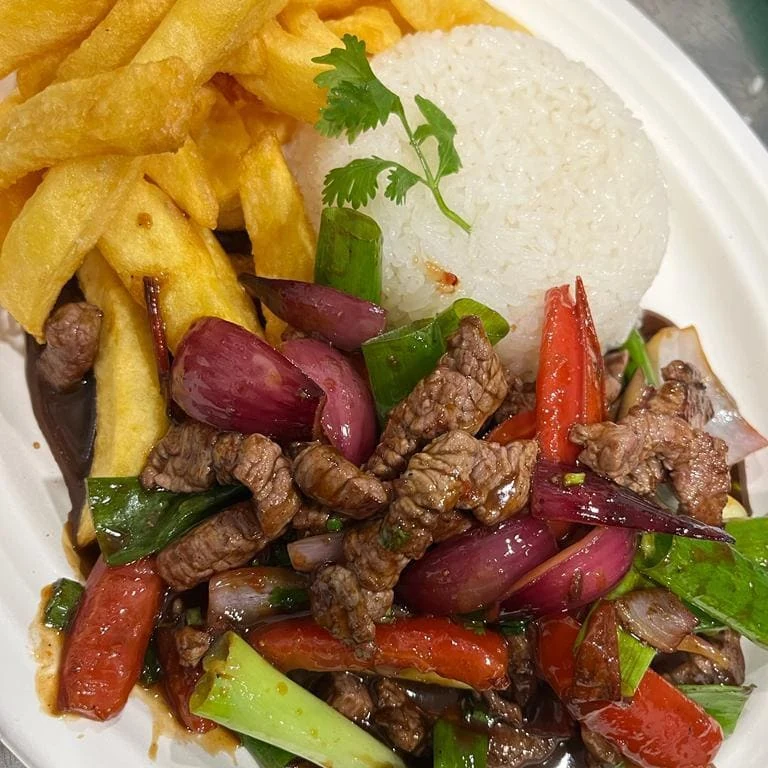 Lomo saltado de ternera, cocina peruana de WANKA