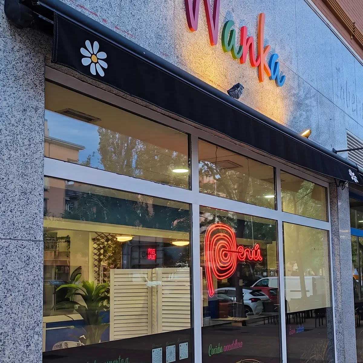 Fachada de WANKA Alcorcón de noche