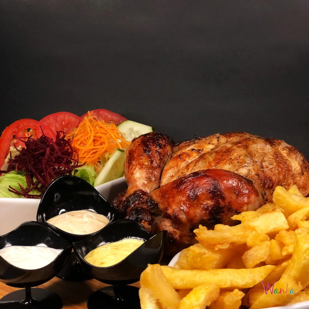 Pollo a la brasa con ensalada, patatas y las tres salsas de WANKA, bodegón completo