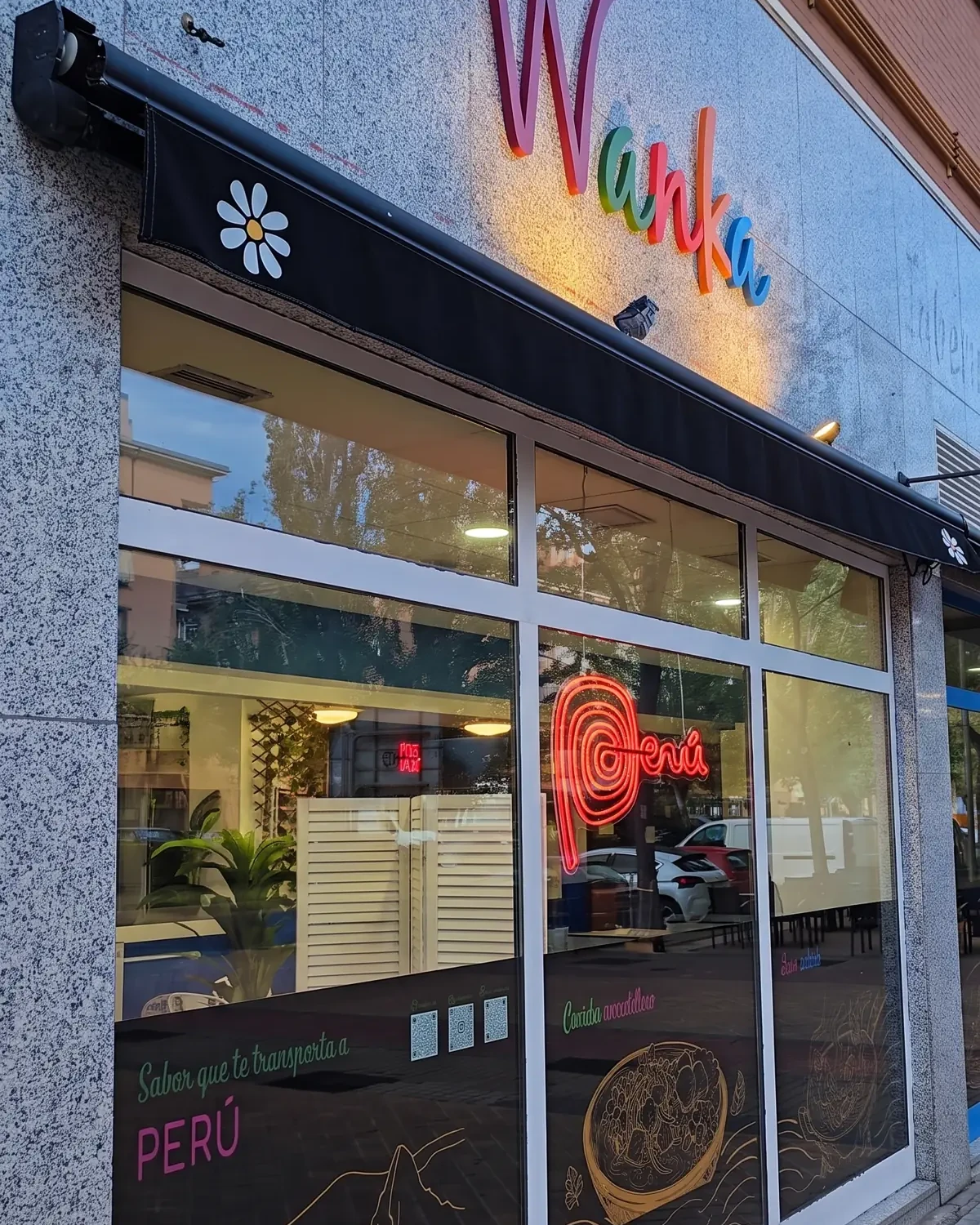 Fachada del local WANKA de Alcorcón, con su neón encendido