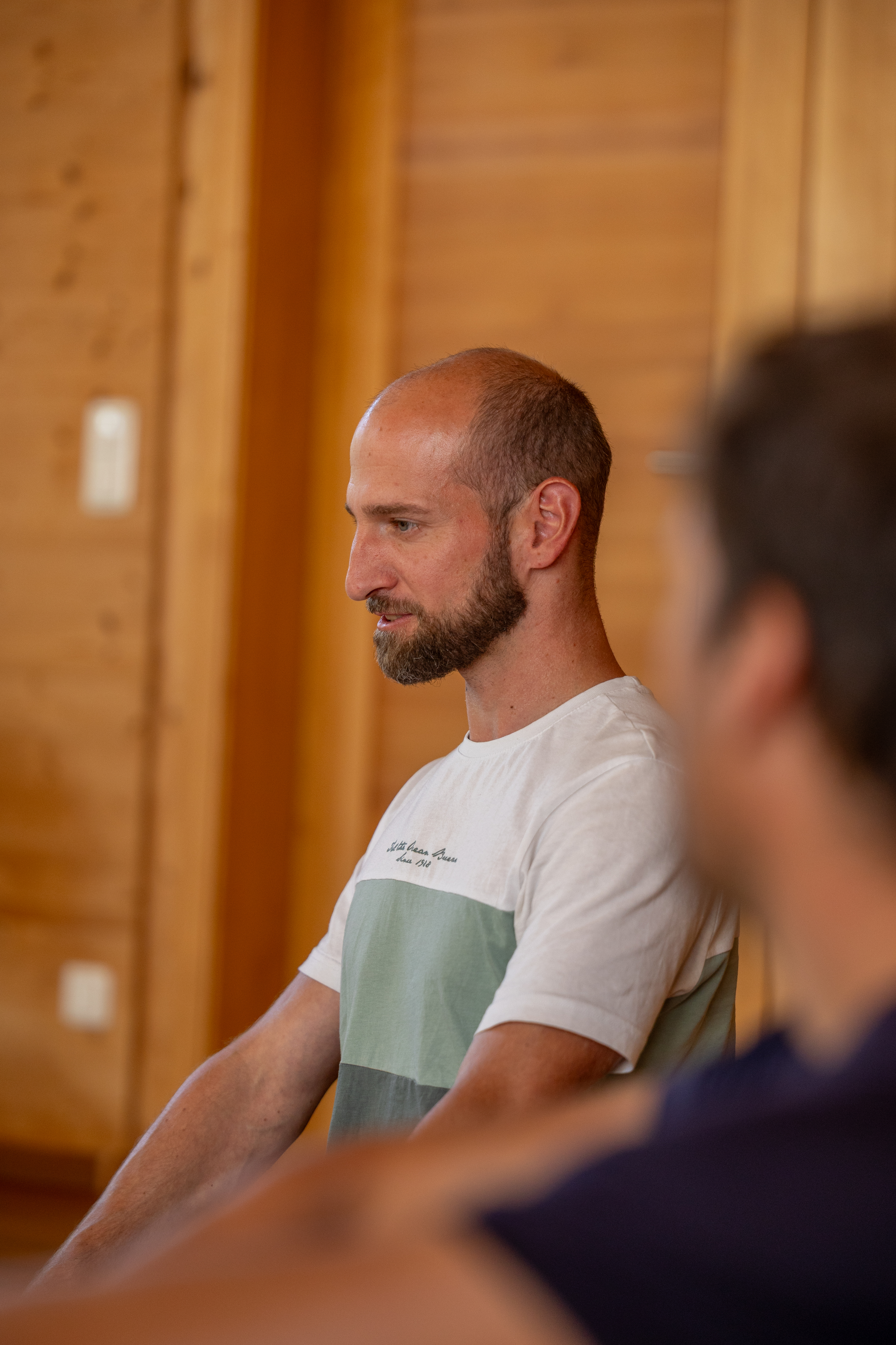 Teilnehmer in einem ruhigen Moment beim Retreat