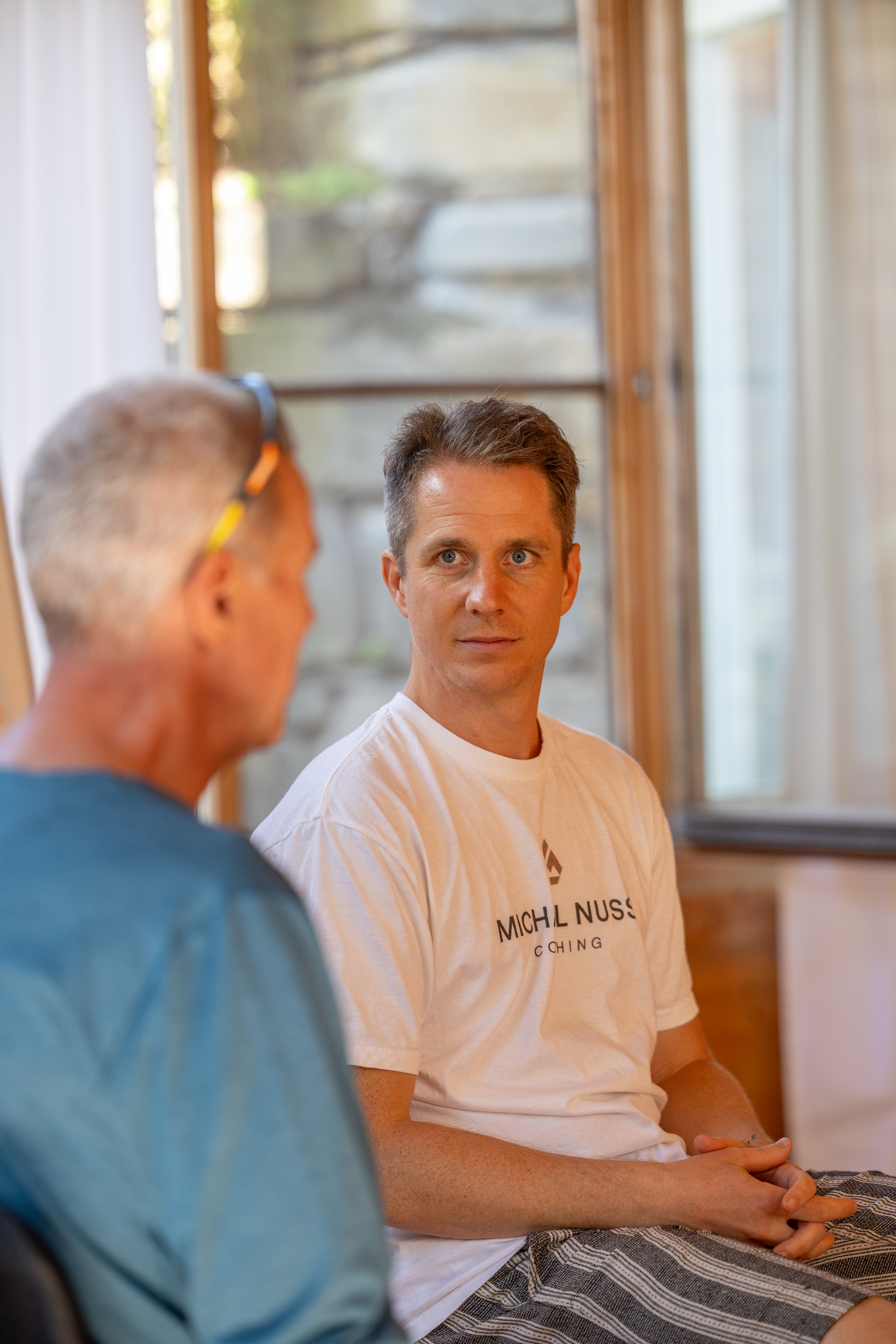 Michael Nuss im persönlichen Gespräch mit einem Teilnehmer
