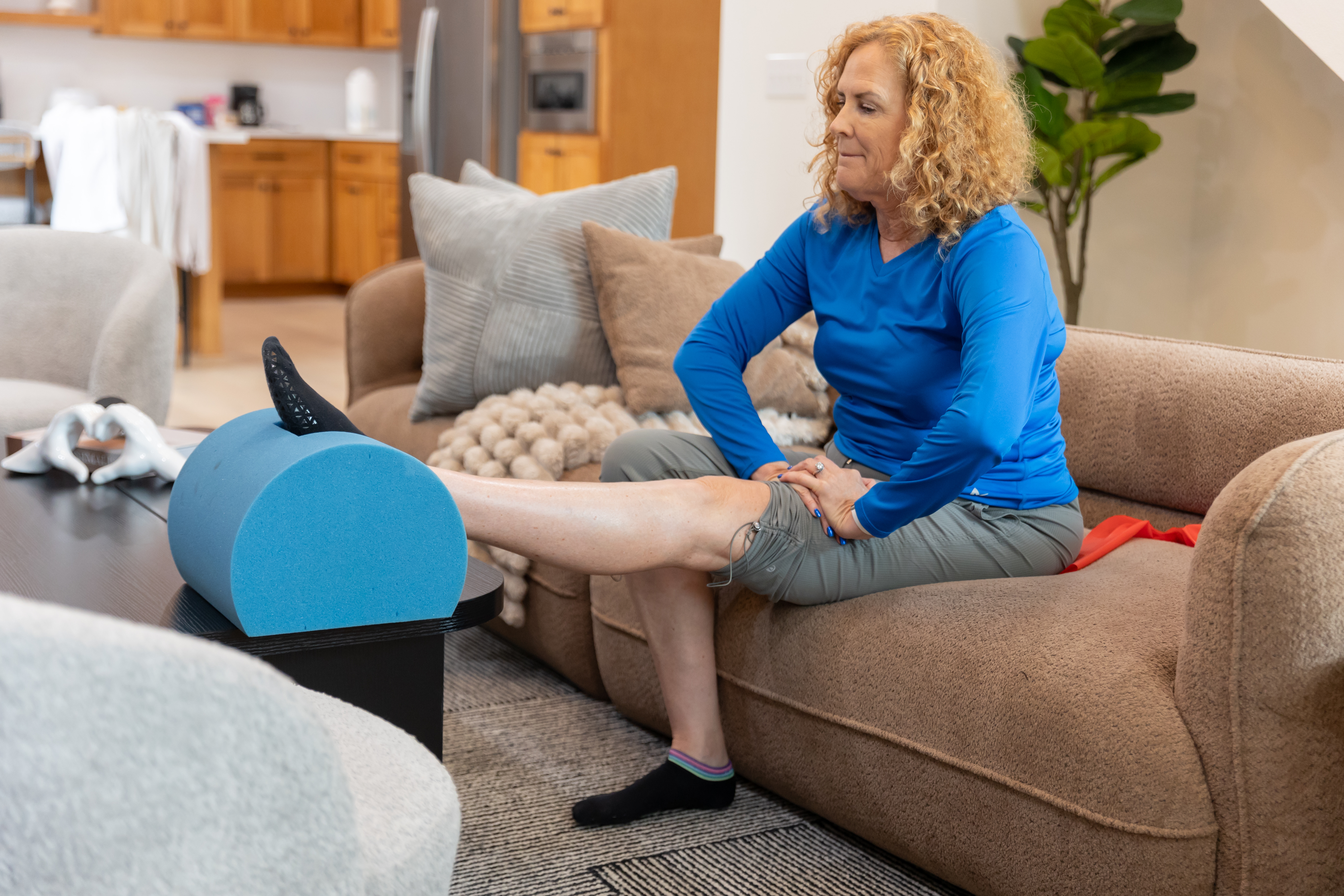 Managing a stiff, swollen knee in the first weeks after replacement
