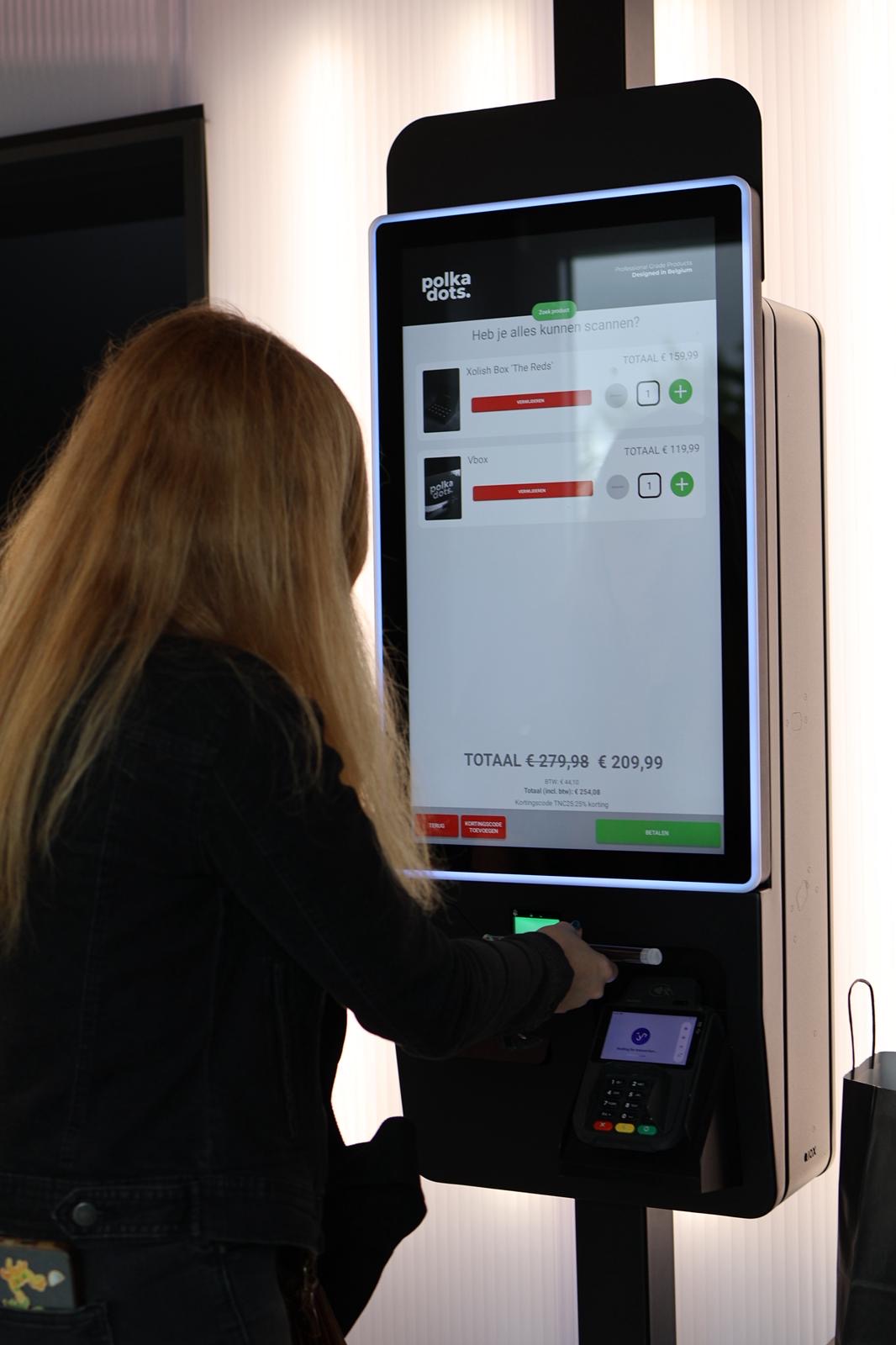 Klant rekent af op een QX self-order kiosk bij Polkadots, gekoppeld aan Shopify