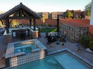 {{ custom_values.service_1 }} in {{custom_values.area_2})