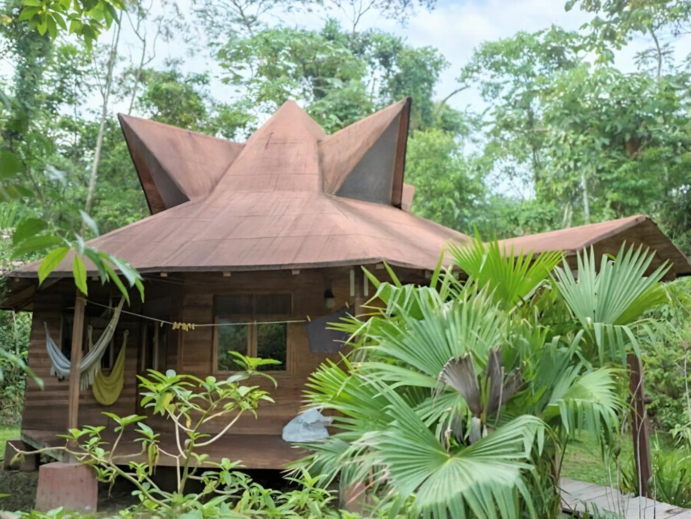 Cabaña del Centro Amazanga con techo de geometría sagrada