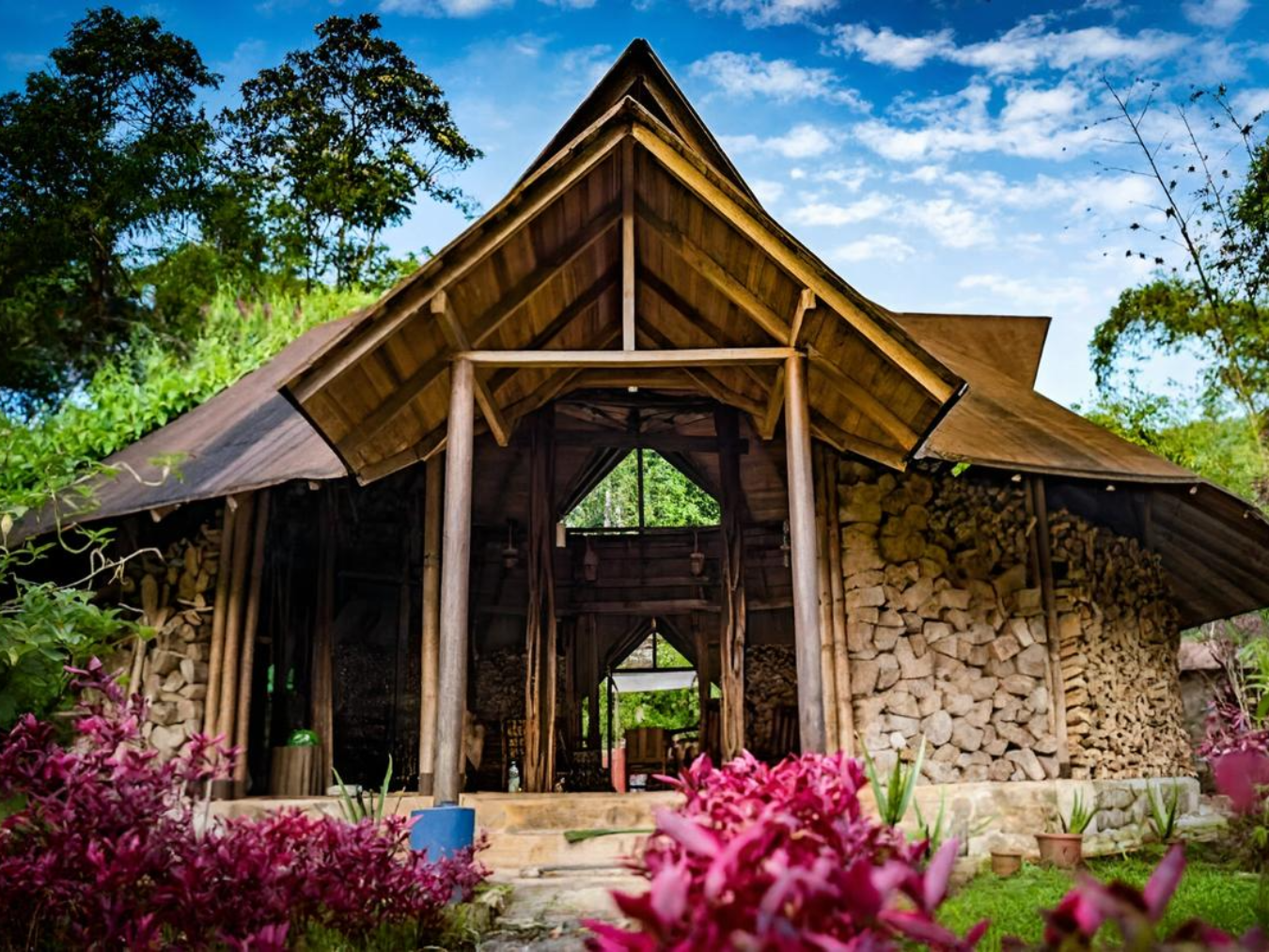 Templo de madera y piedra del Centro Amazanga